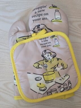 Vintage-style Beige & Yellow Kitchen Oven Mitt and Pot Holder Set